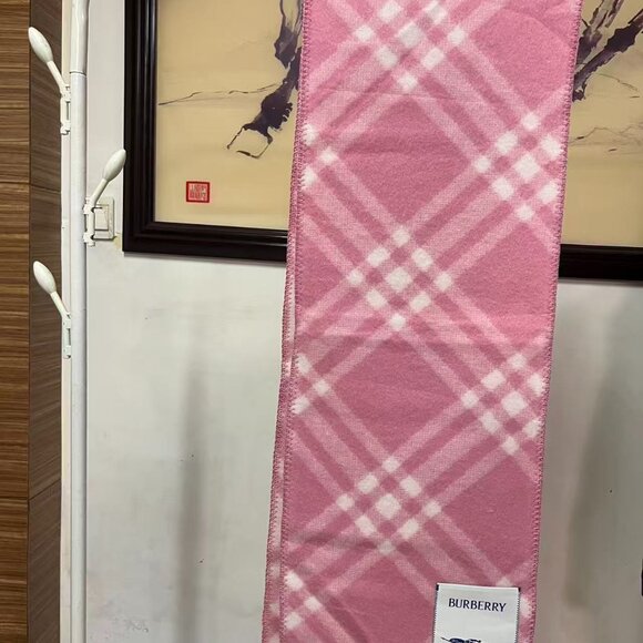 Burberry pink gradient scarf with knight's coat of arms - classic and elegant. - Picture 1 of 11